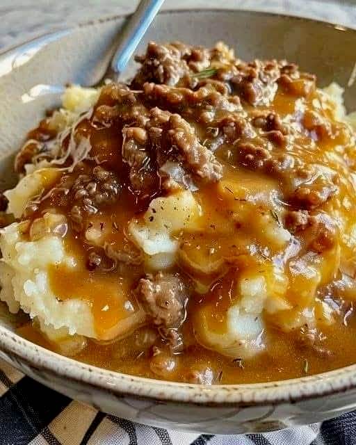 Mashed Potatoes with Ground Beef and Brown Gravy